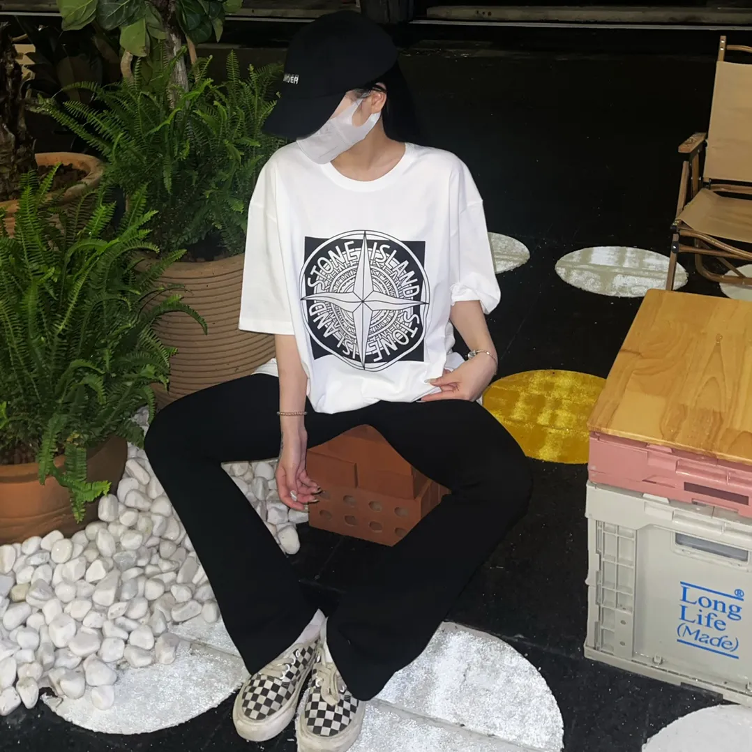 W626#P110💰 [Stone lsland/Stone Island summer new short-sleeved T-shirt with big compass print on the chest] ⚠️[Original creation with high control of details] - Made of 260 grams of combed cotton with 32-count double yarn, soft and comfortable to the touch, sweat-absorbent and breathable. - Simple, basic and versatile style, original quality, the first choice for couples. - Made in a large factory, four needles and five threads on the shoulder, neatly arranged, high quality workmanship. - Same style for men and women. Very versatile, one piece for everyone, details are clearly visible. Color: Black White Size: M L